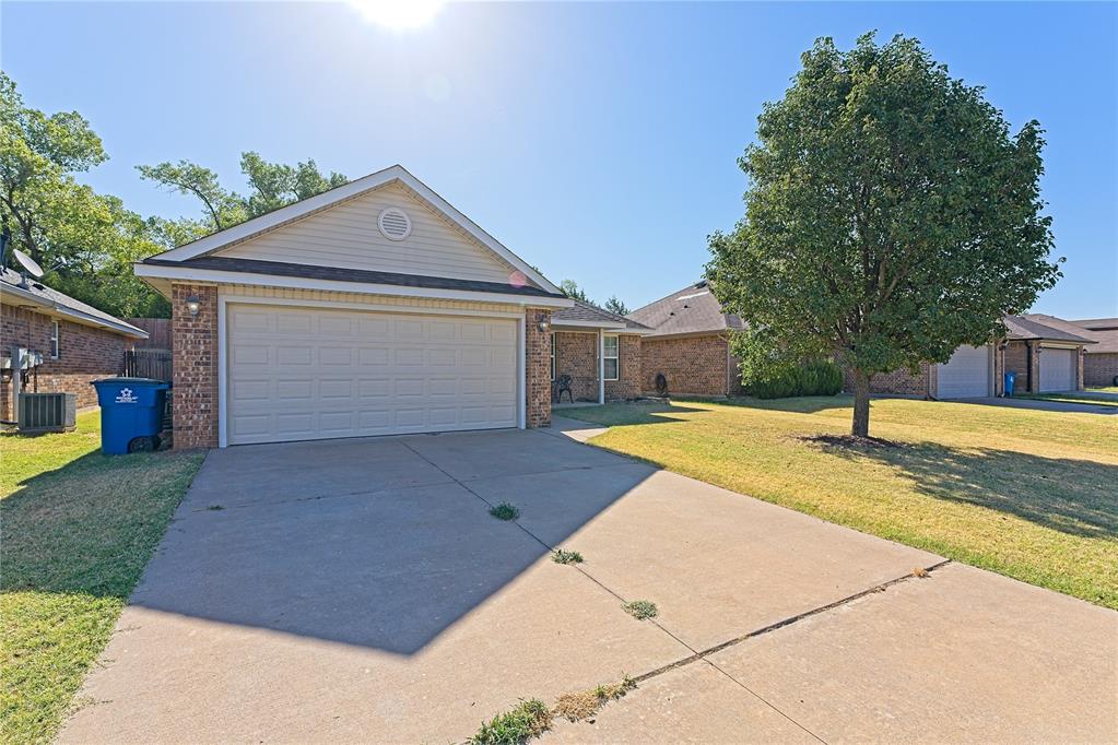 2114 Bradford Circle Property Photo 1