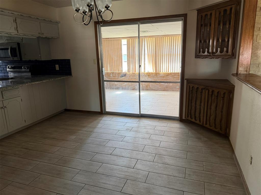 8916 S Country Club Drive Property Photo 4