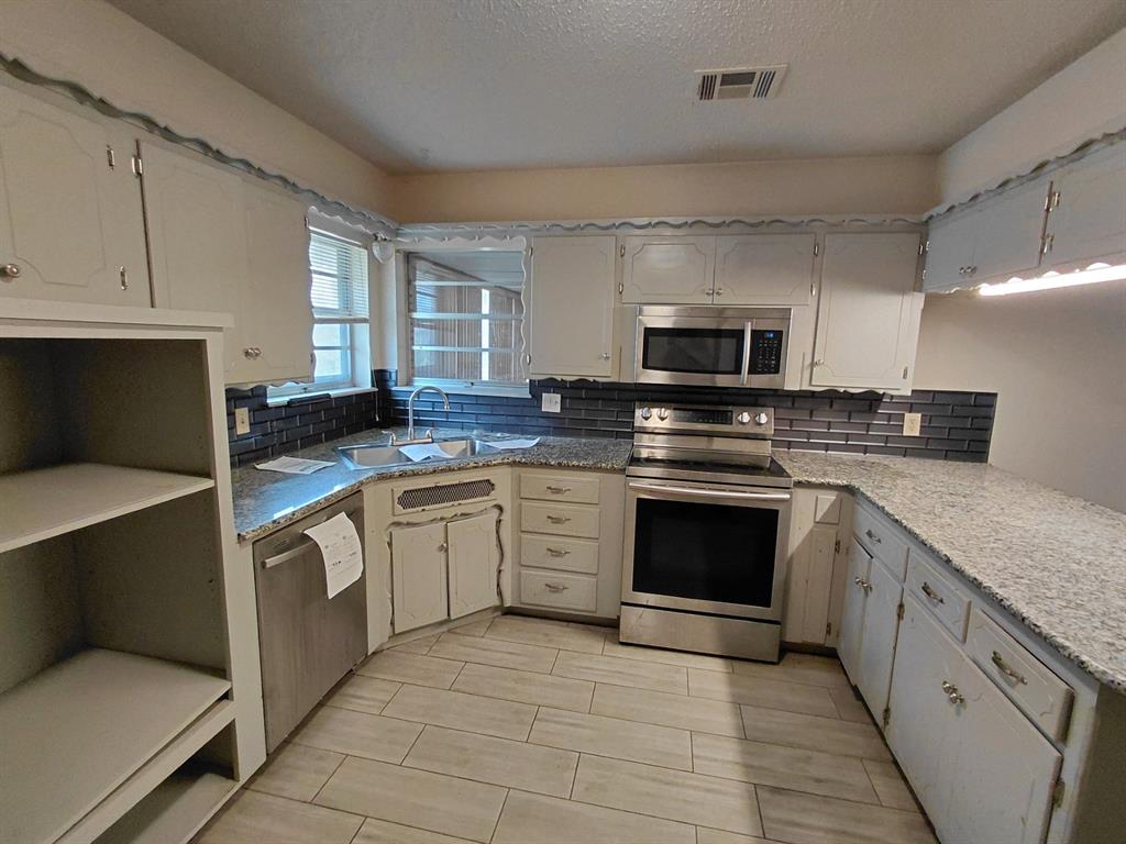 8916 S Country Club Drive Property Photo 5