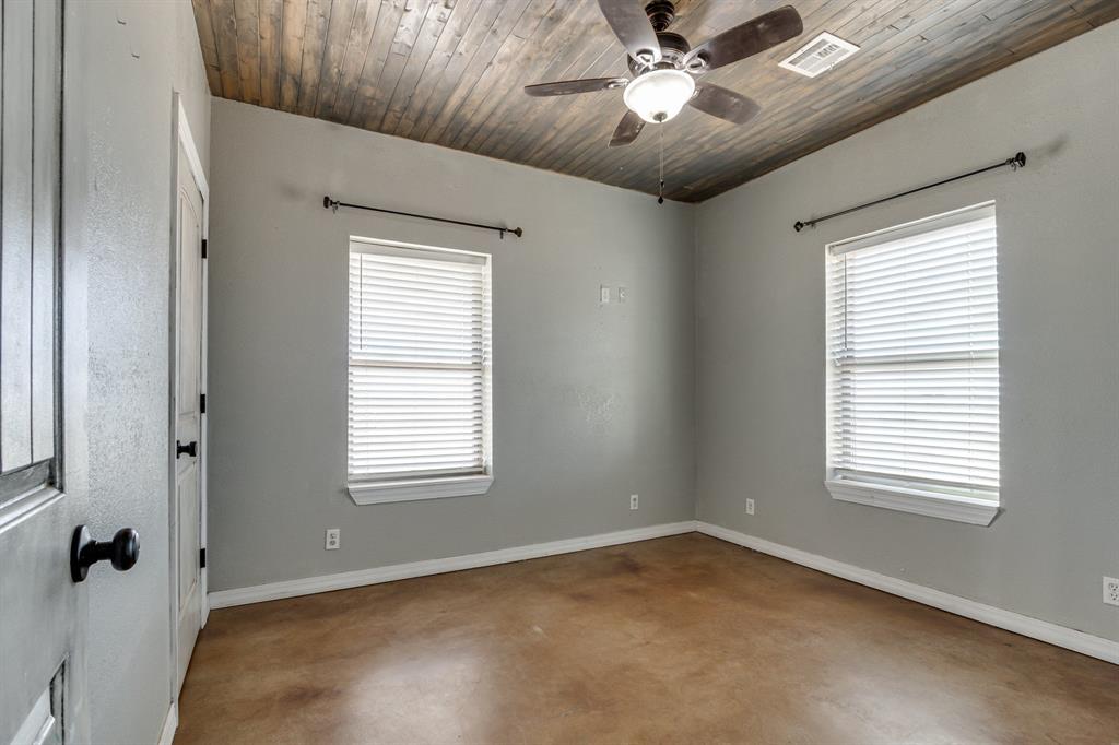 2406 S Logan Road Property Photo 10