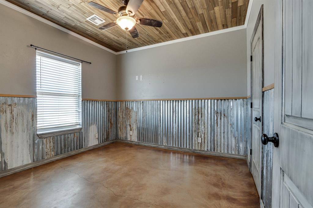 2406 S Logan Road Property Photo 11