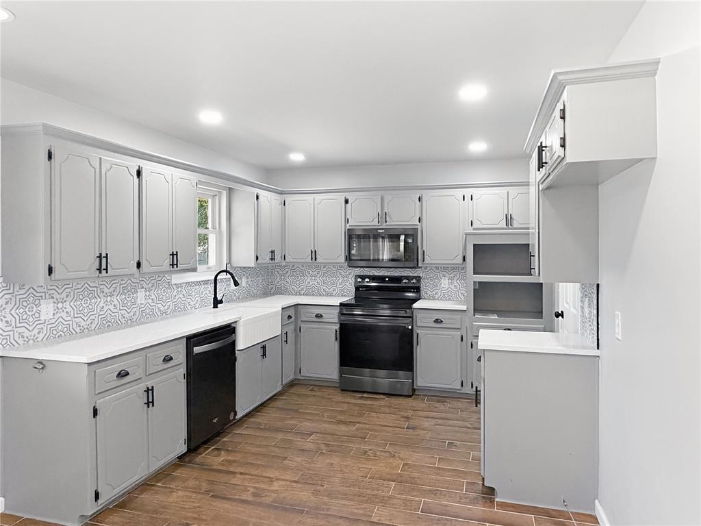 504 SW 26th Place Property Photo 1