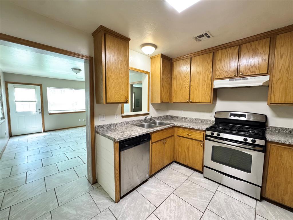 2411 N Clarke Street Property Photo 2