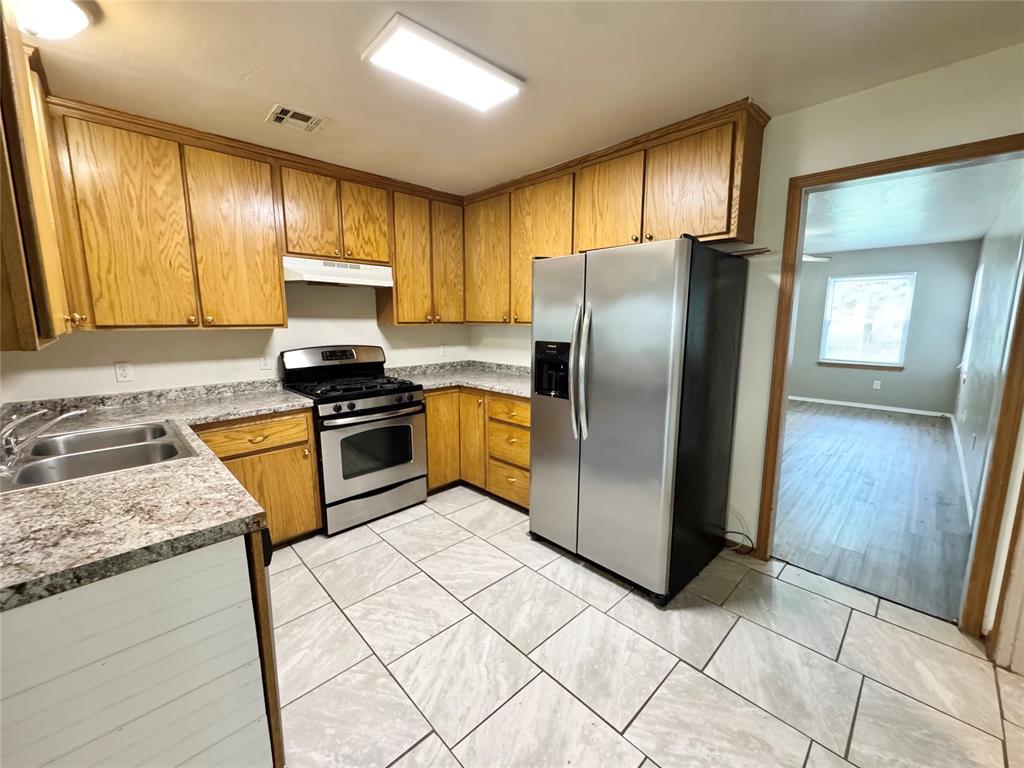 2411 N Clarke Street Property Photo 3