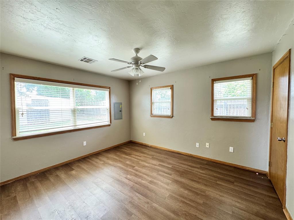 2411 N Clarke Street Property Photo 4