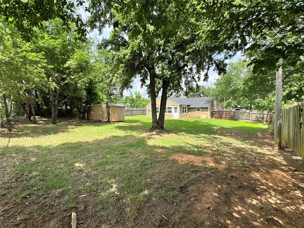 2411 N Clarke Street Property Photo 6