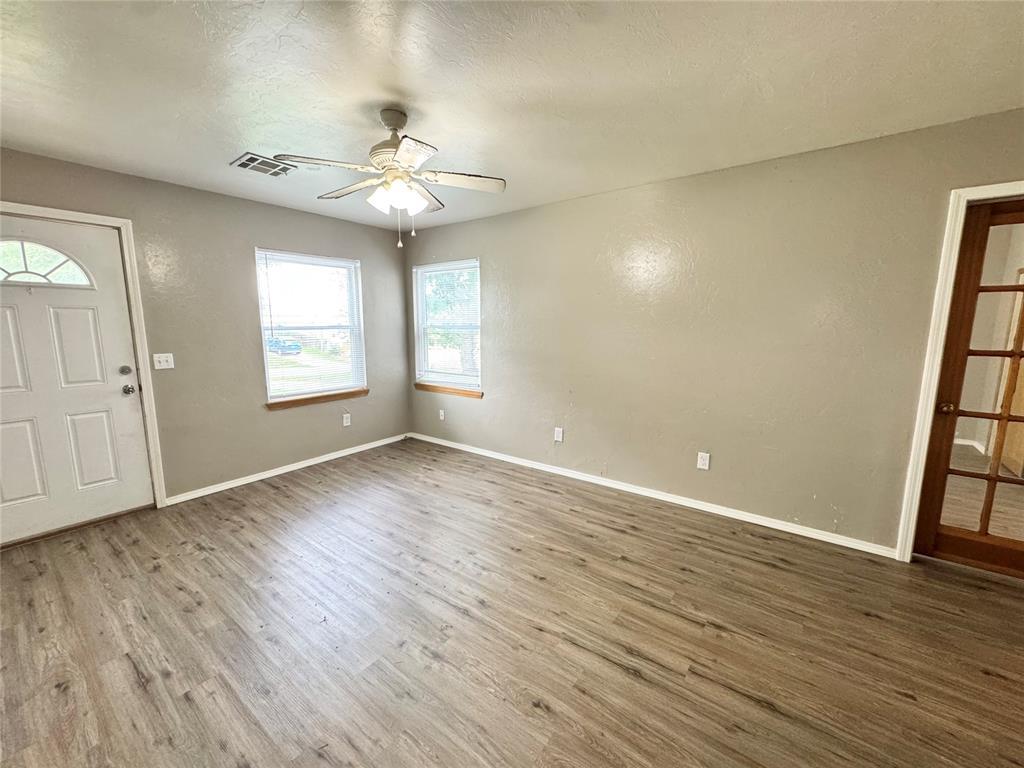 2411 N Clarke Street Property Photo 7