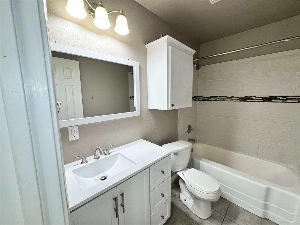 2411 N Clarke Street Property Photo 8