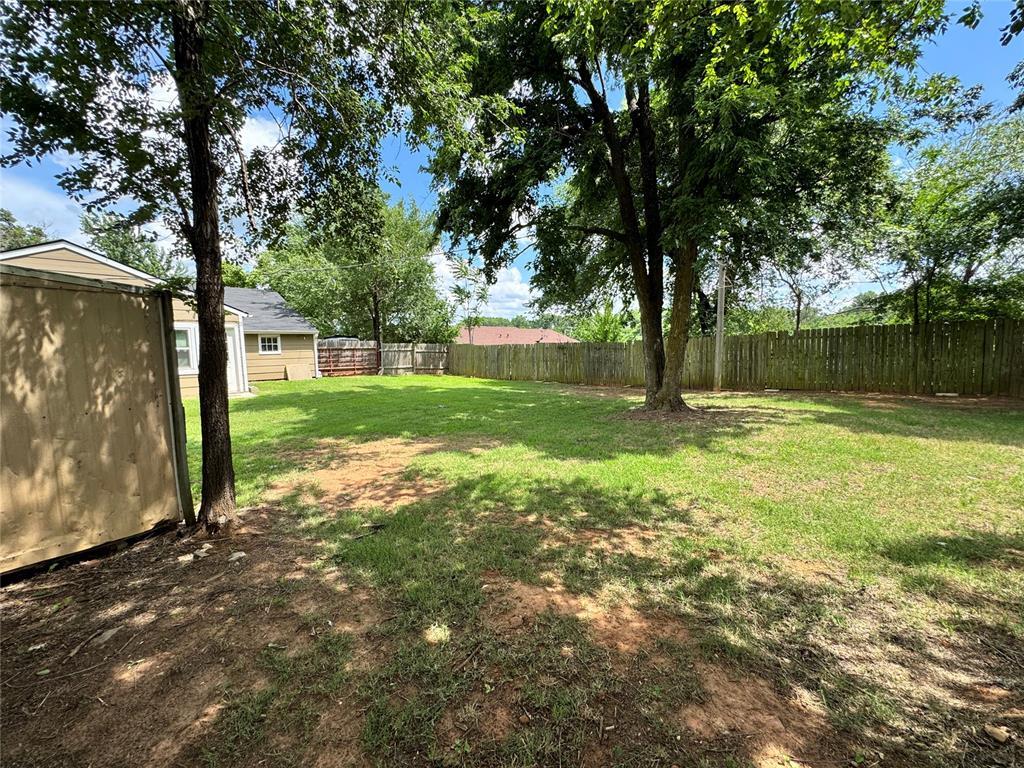 2411 N Clarke Street Property Photo 10