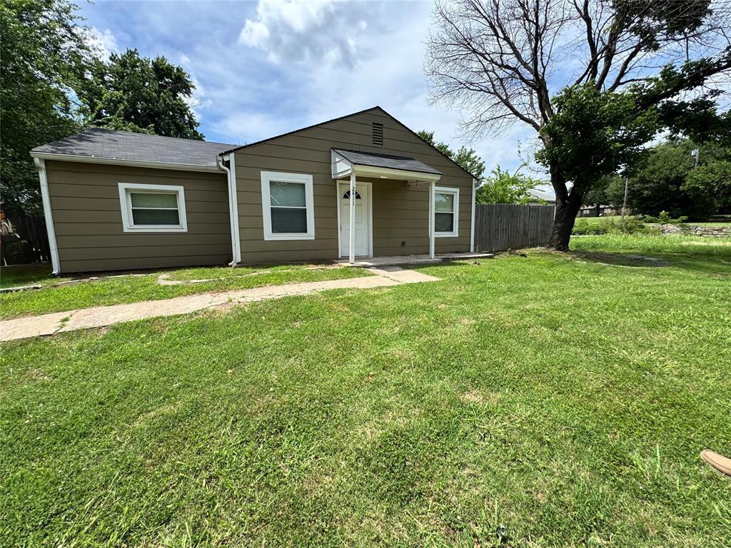 2411 N Clarke Street Property Photo 11