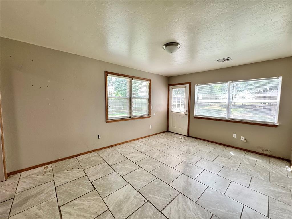 2411 N Clarke Street Property Photo 14