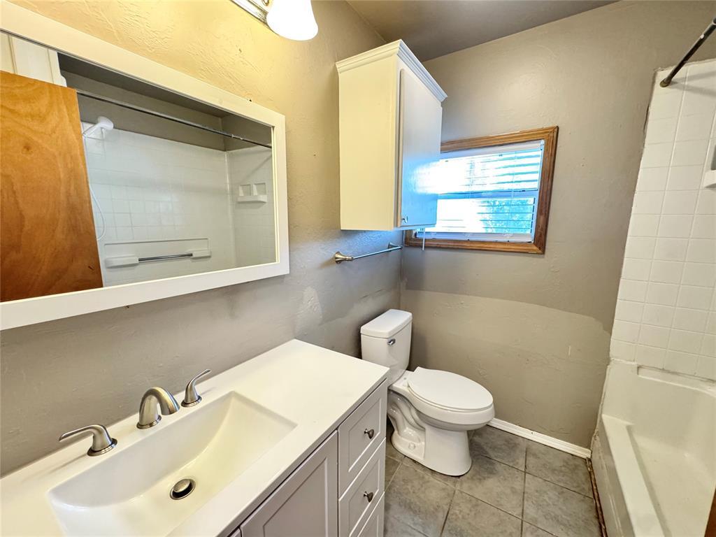 2411 N Clarke Street Property Photo 20