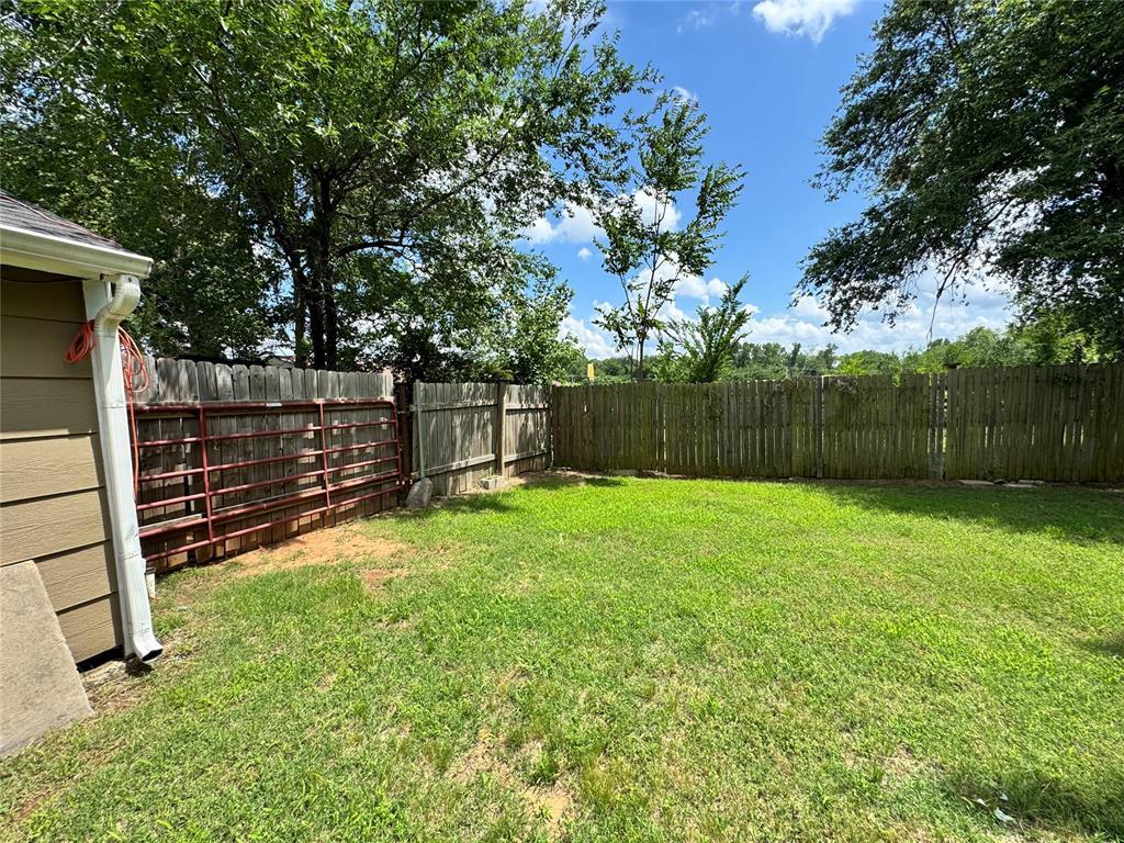 2411 N Clarke Street Property Photo 25