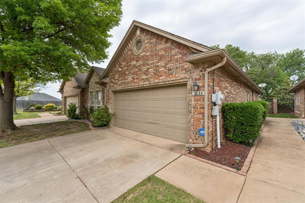 1633 Laurel Place Property Photo 3
