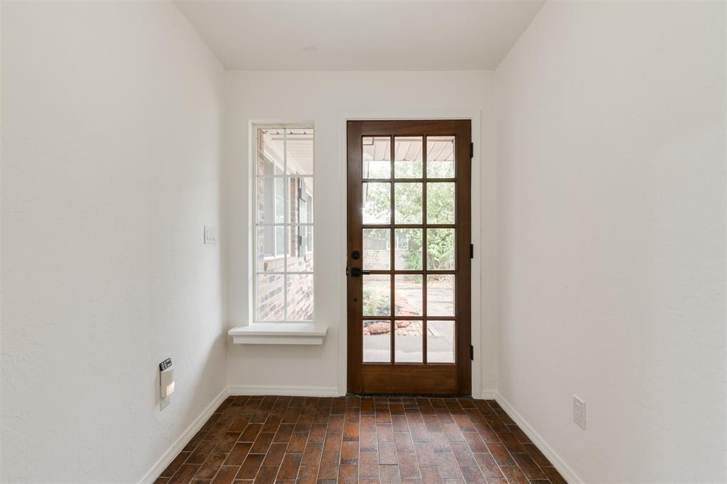 2733 Manchester Drive Property Photo 3
