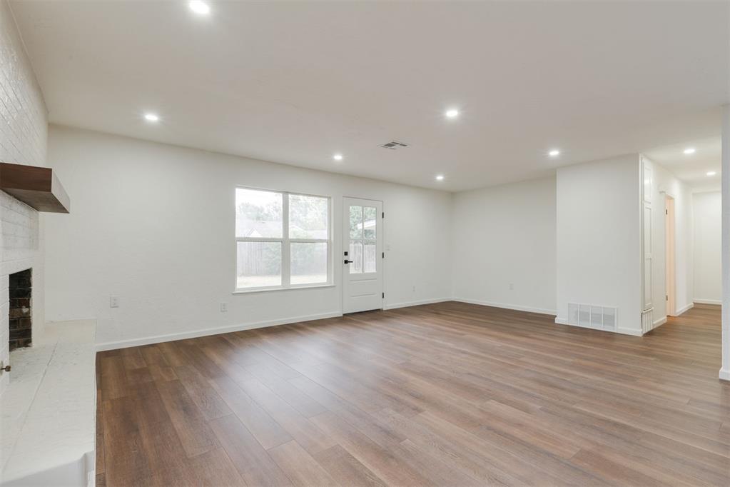 2733 Manchester Drive Property Photo 6