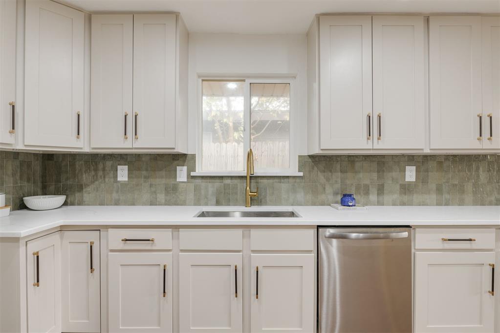 2733 Manchester Drive Property Photo 14