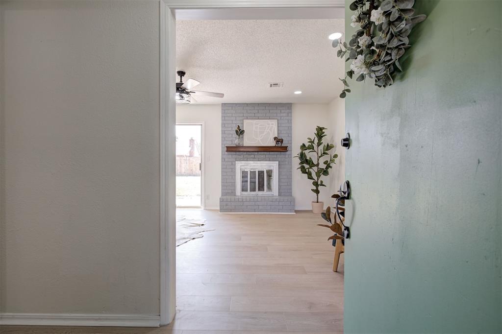612 W Perry Drive Property Photo 2