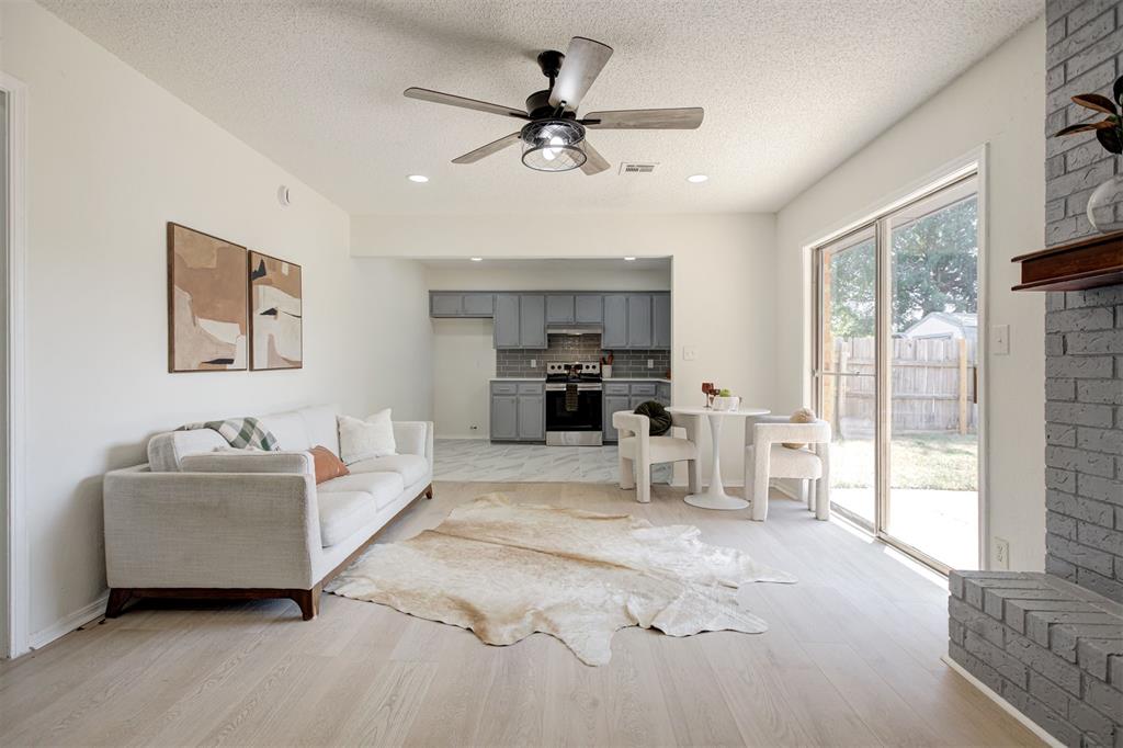 612 W Perry Drive Property Photo 4