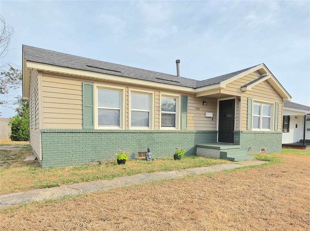 729 E Steed Drive Property Photo 1