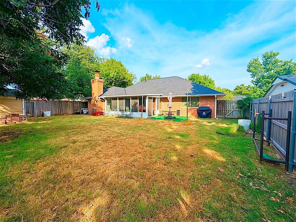 5015 N Vermont Avenue Property Photo 3