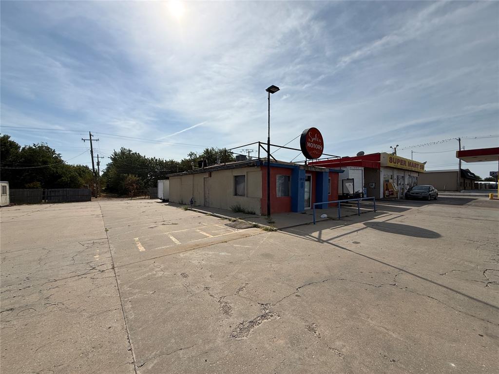 5912 S Shields Boulevard Property Photo 2