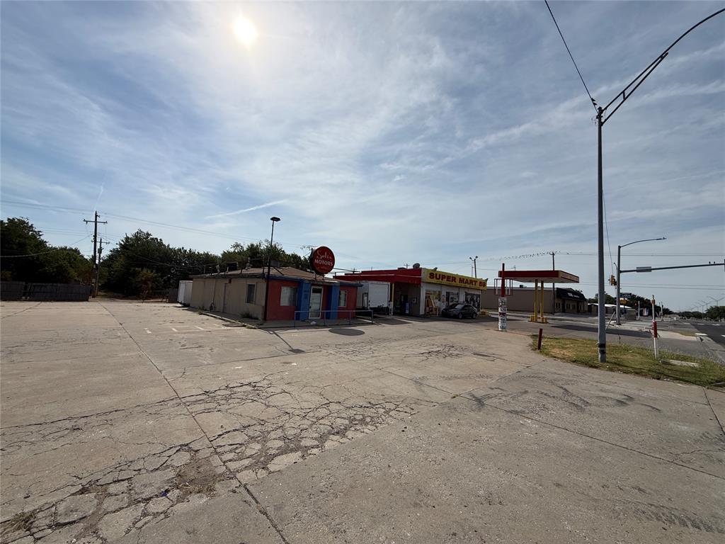5912 S Shields Boulevard Property Photo 5