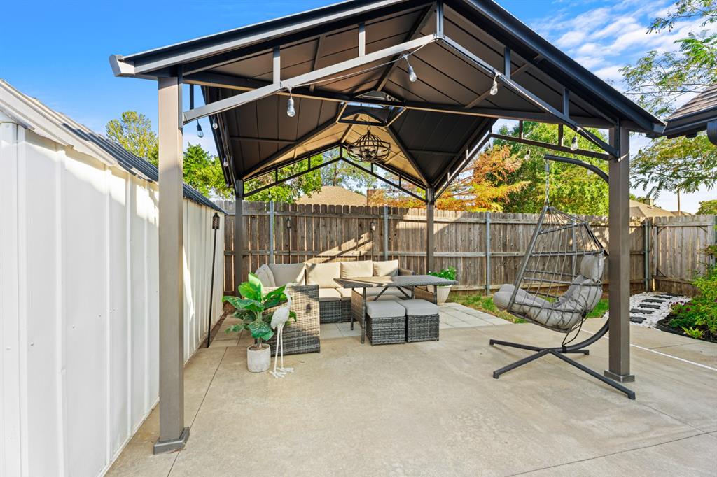 1812 Honeysuckle Lane Property Photo 10