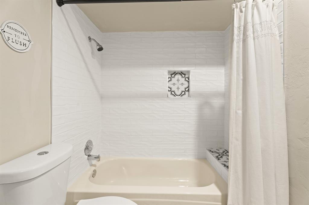 1812 Honeysuckle Lane Property Photo 32