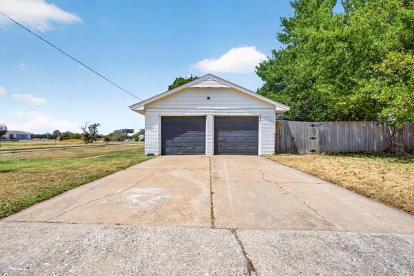 1460 N Broadway Avenue Property Photo 3