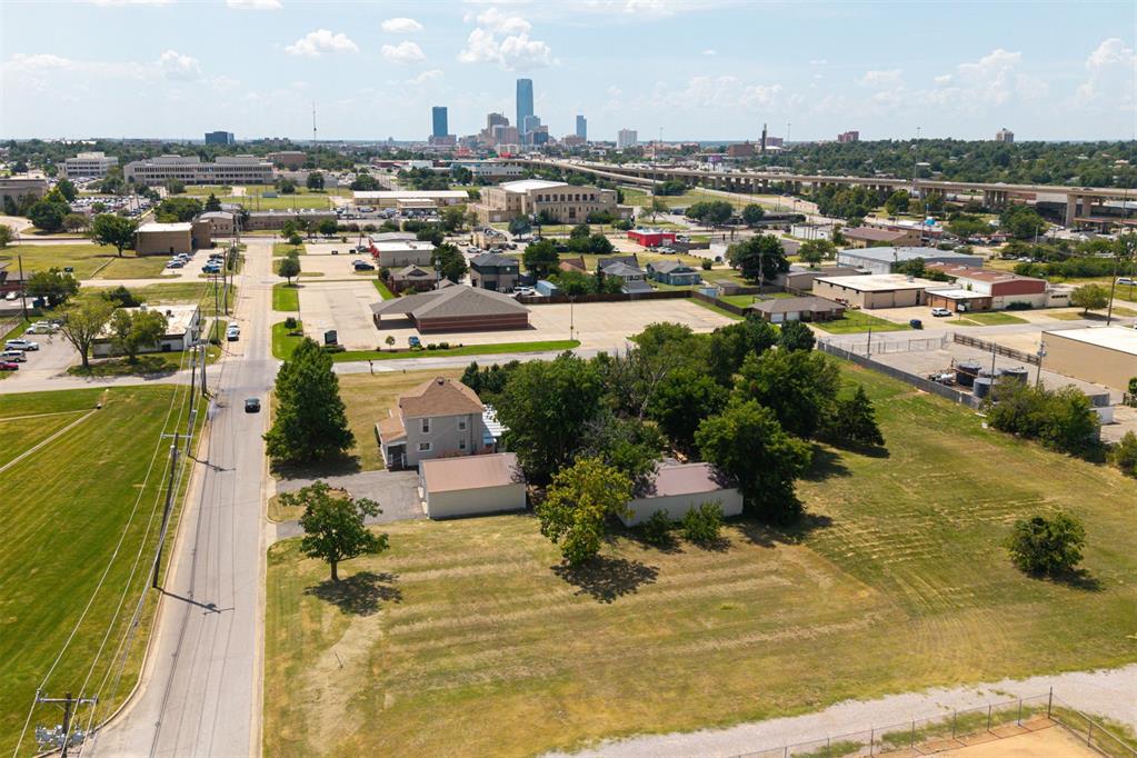2501 N Walnut Avenue Property Photo 4