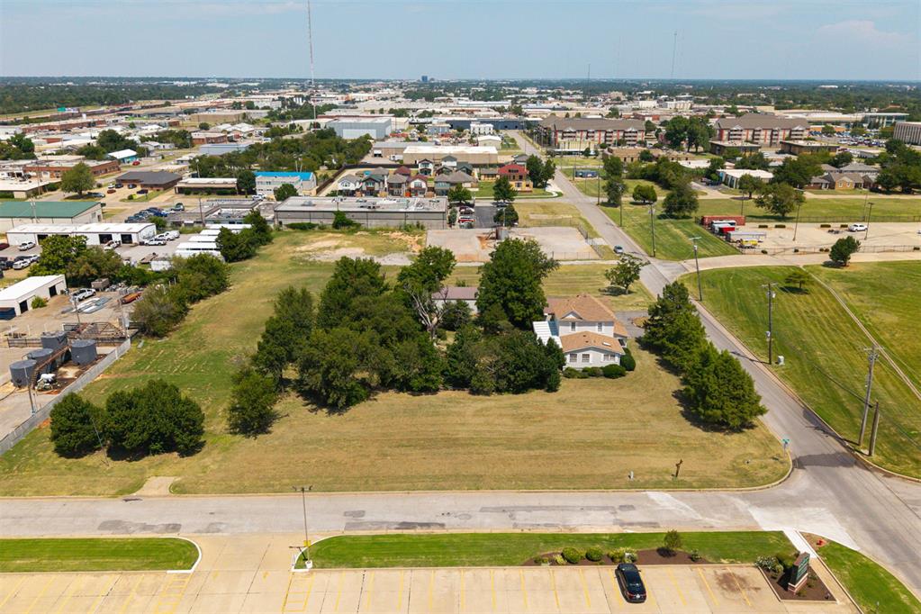 2501 N Walnut Avenue Property Photo 17
