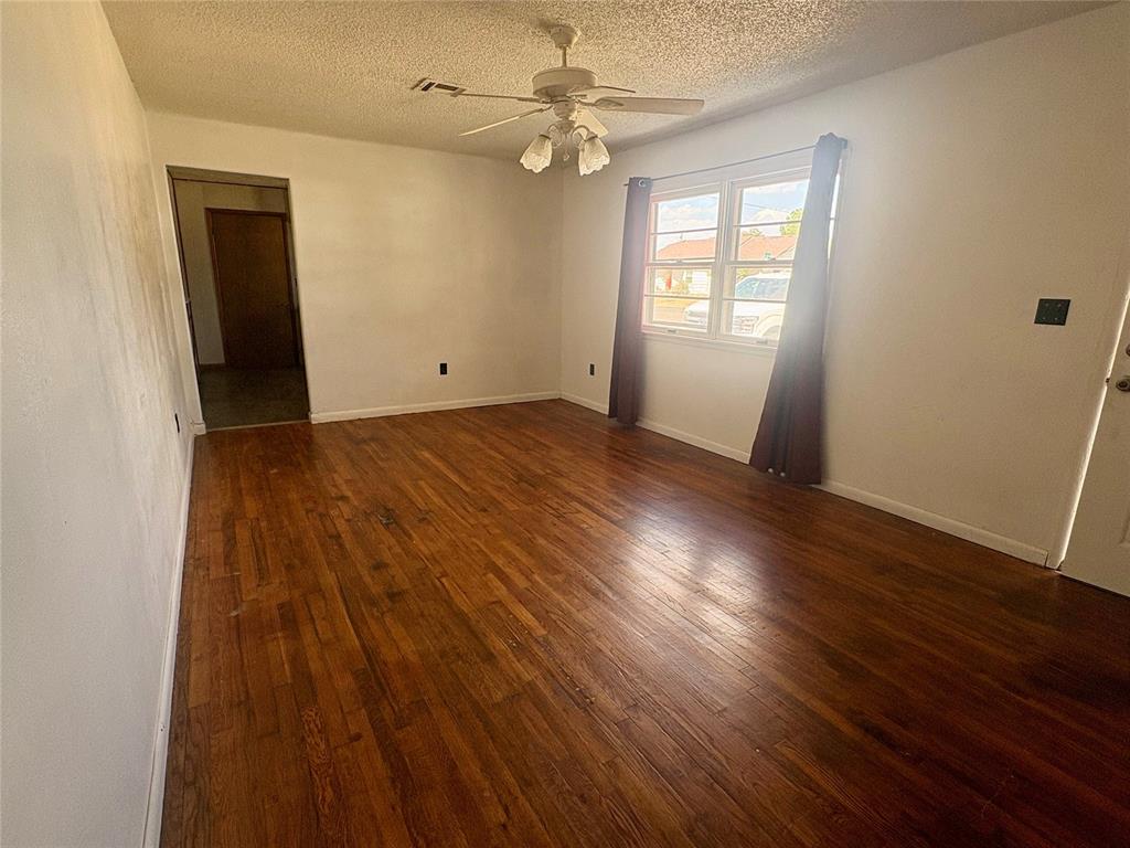 803 Willis Avenue Property Photo 3