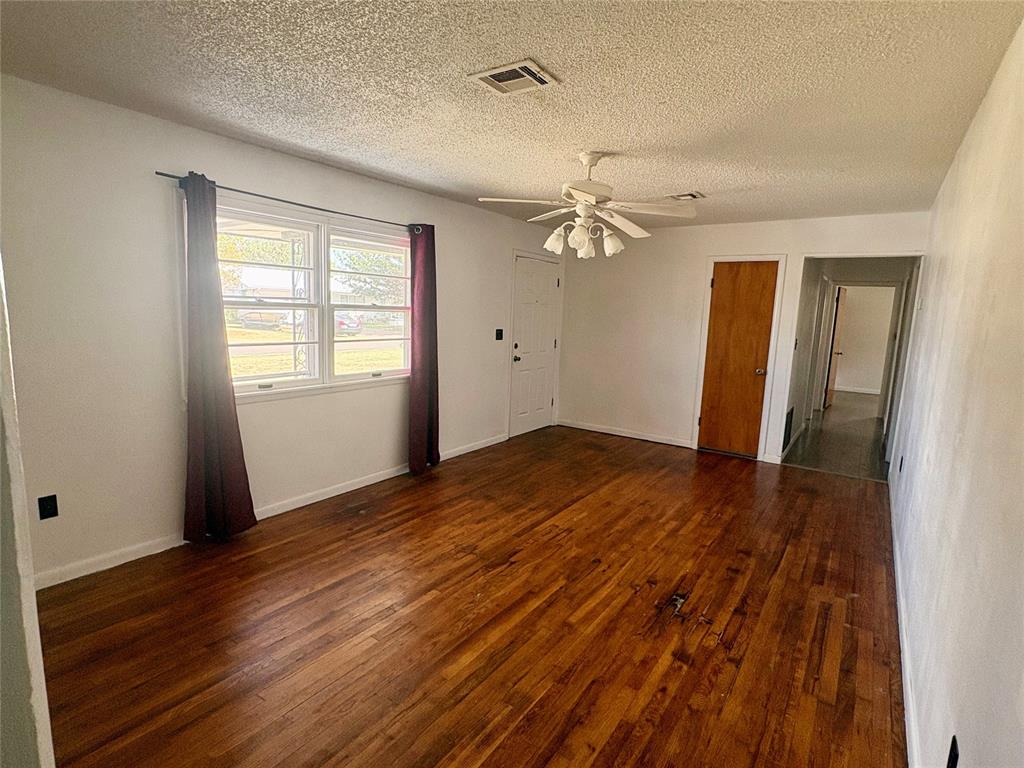 803 Willis Avenue Property Photo 4