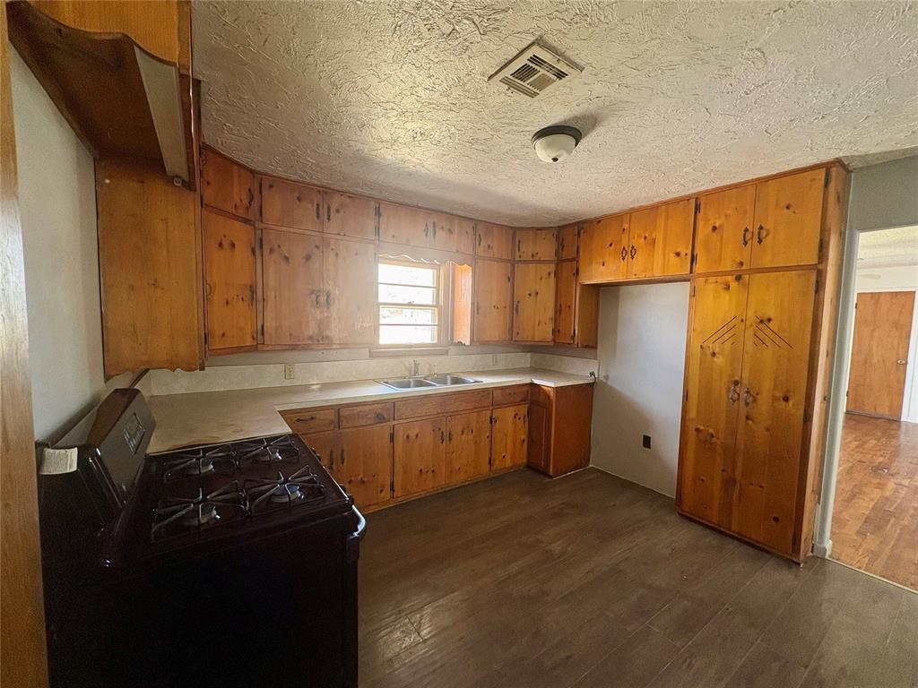 803 Willis Avenue Property Photo 5