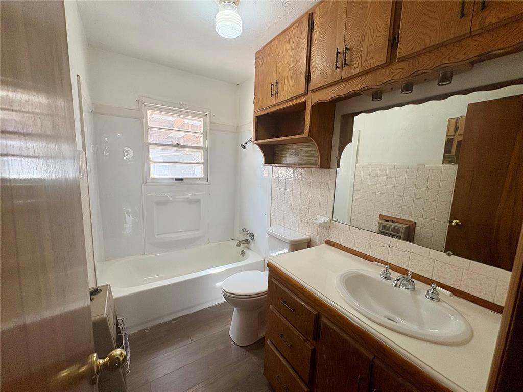 803 Willis Avenue Property Photo 13