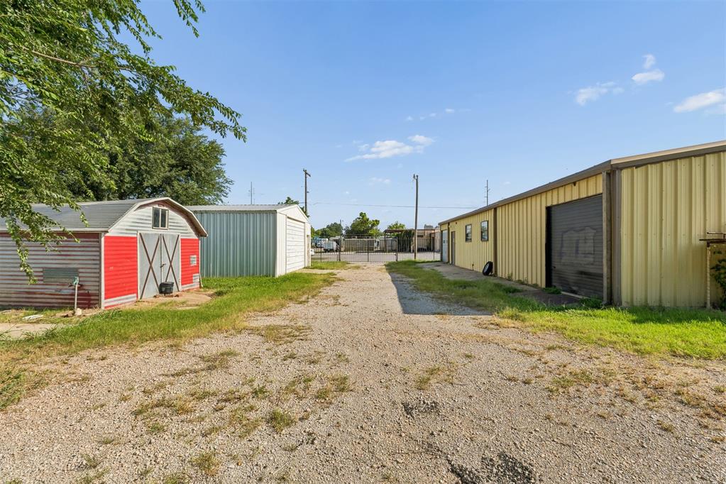 902 N Purdue Avenue Property Photo 8