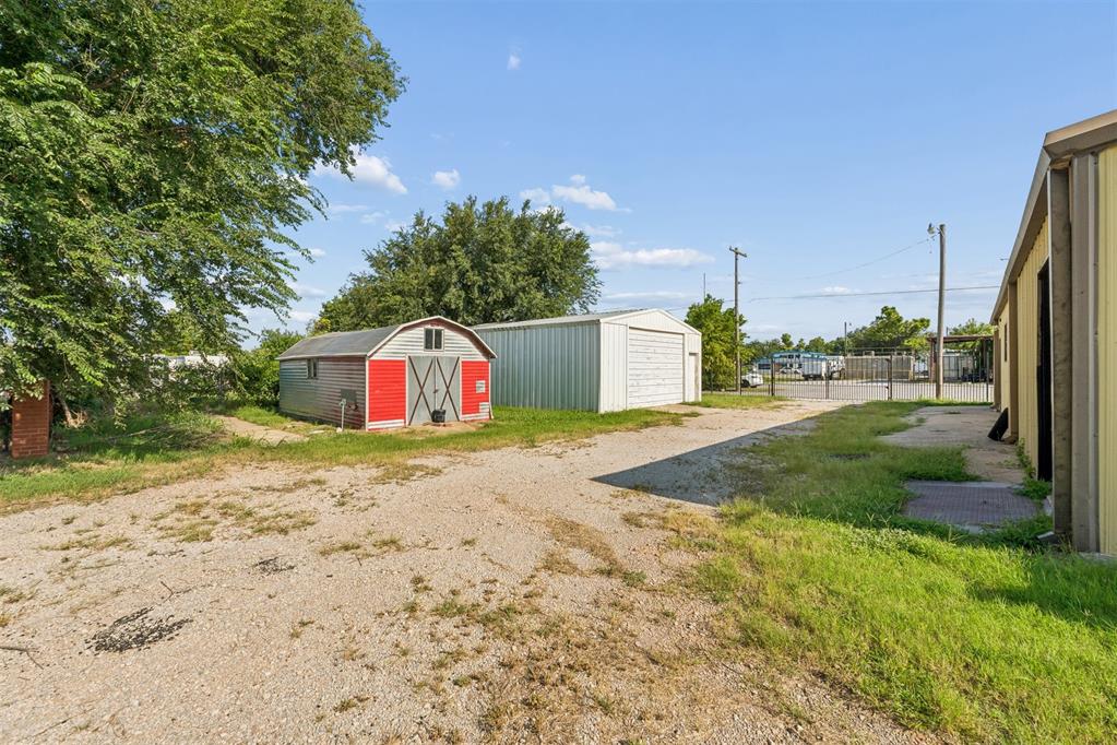 902 N Purdue Avenue Property Photo 9