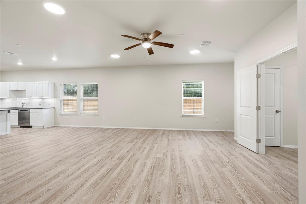 228 E Abbot Lane Property Photo 6