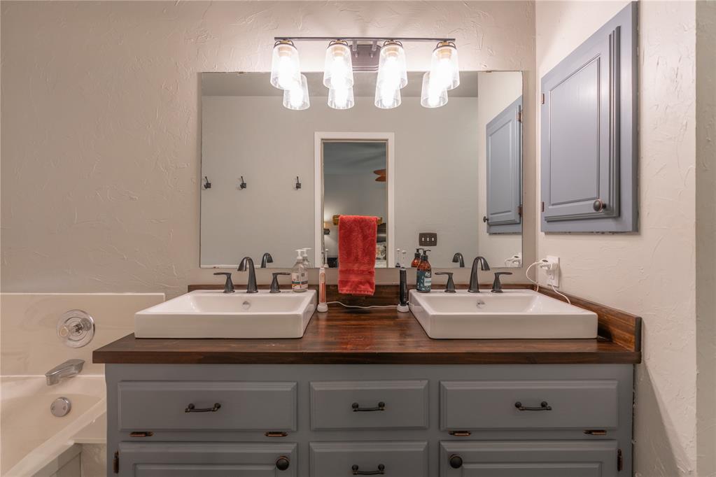 404 N Lockeport Drive Property Photo 15