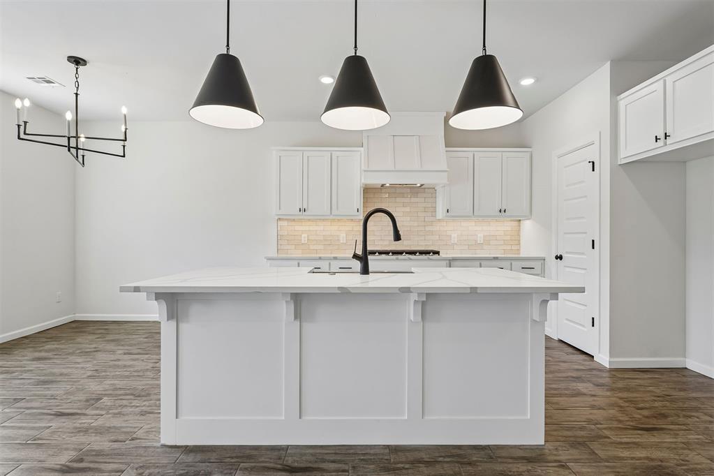 1304 Lighthorsemen Way Property Photo 8