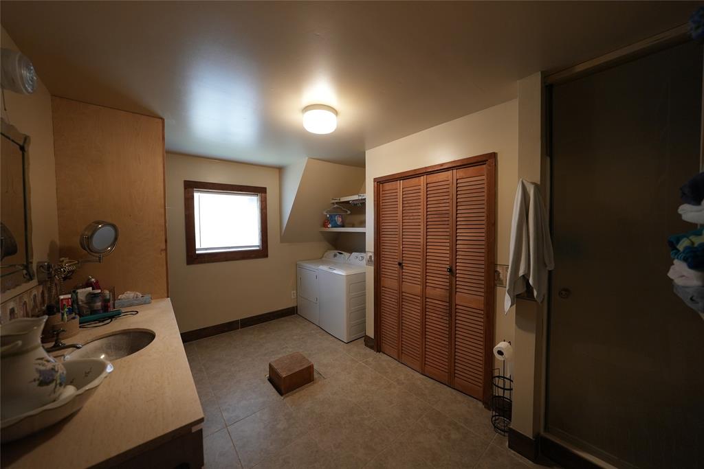 52469 W Highway 16 Property Photo 9