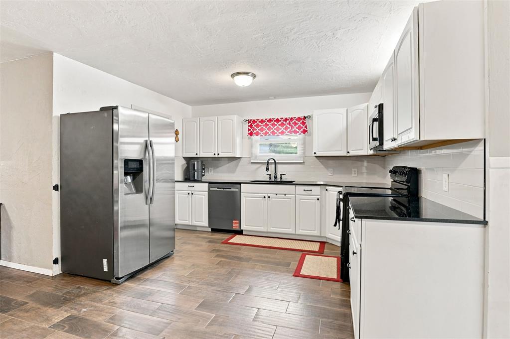 302 W Chisholm Drive Property Photo 11