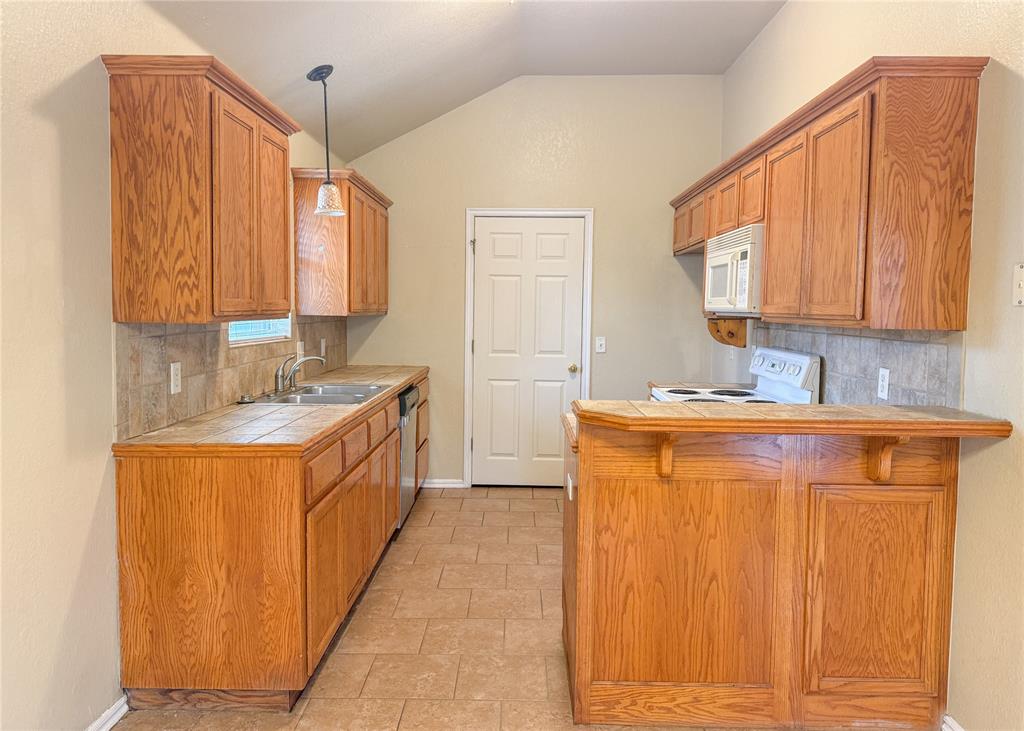 17553 Gold Drive Property Photo 5