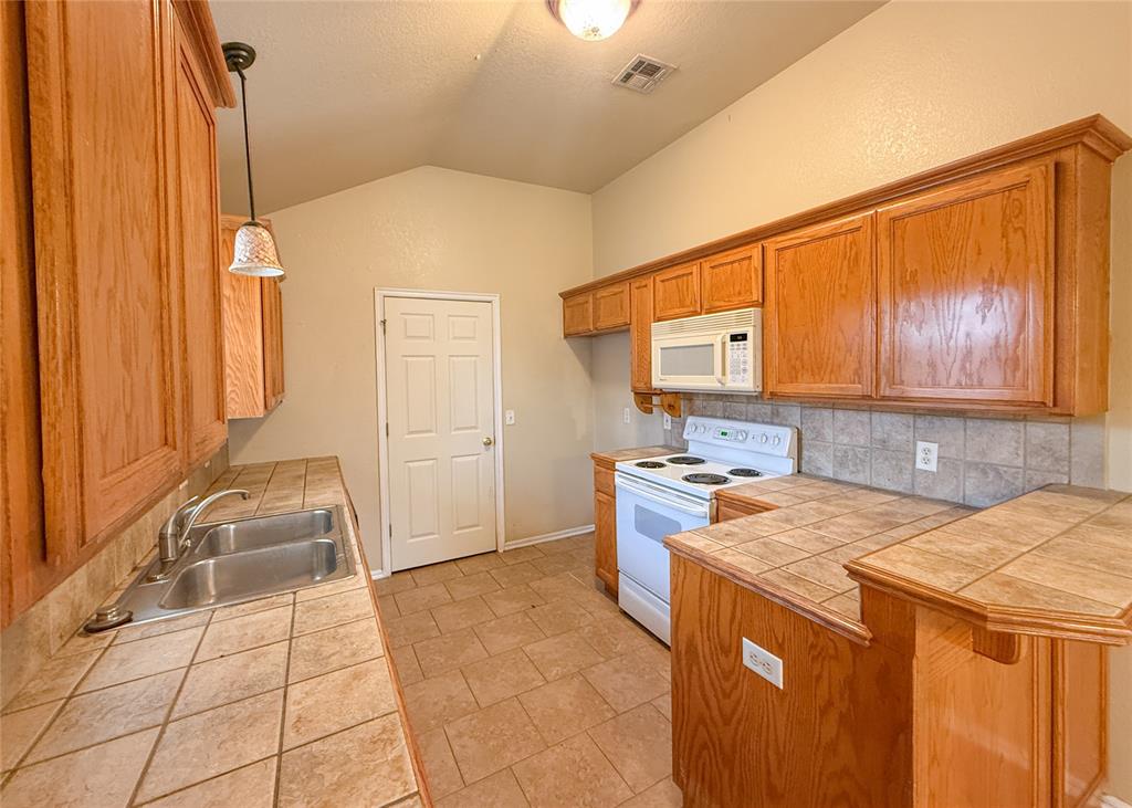 17553 Gold Drive Property Photo 7