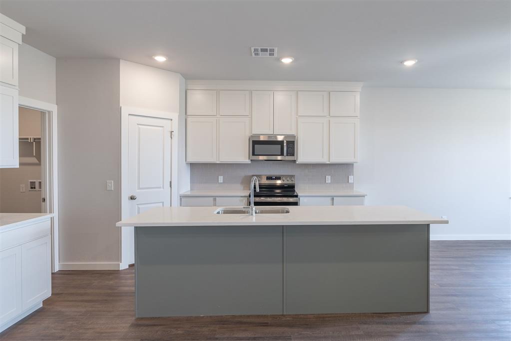 1721 Elm Circle Property Photo 2