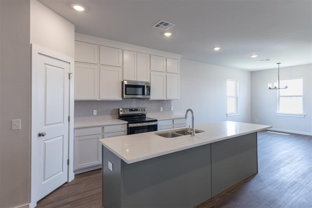 1721 Elm Circle Property Photo 3
