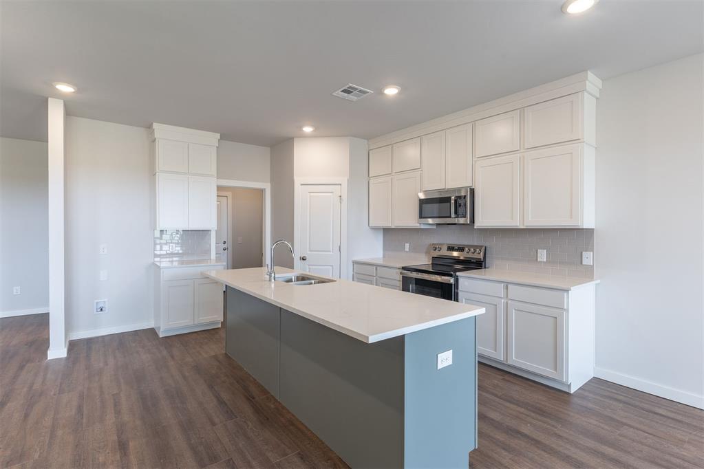 1721 Elm Circle Property Photo 4