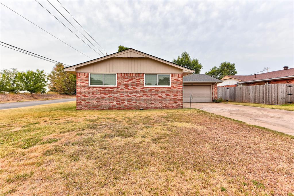 201 Holbrook Drive Property Photo 4