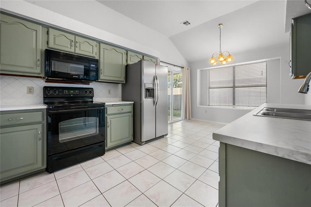 2429 Glen Oaks Drive Property Photo 4